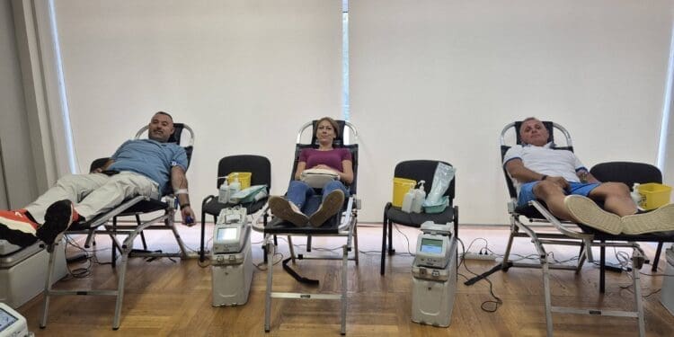 Uspješna akcija darivanja krvi u Crikvenici: prikupljeno 90 doza, darivateljima na poklon predstava u Opatiji