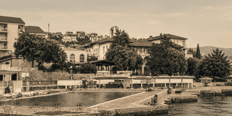 Fotoklub Crikvenica u Novom Vinodolskom otvara izložbu „Sačuvano od zaborava“