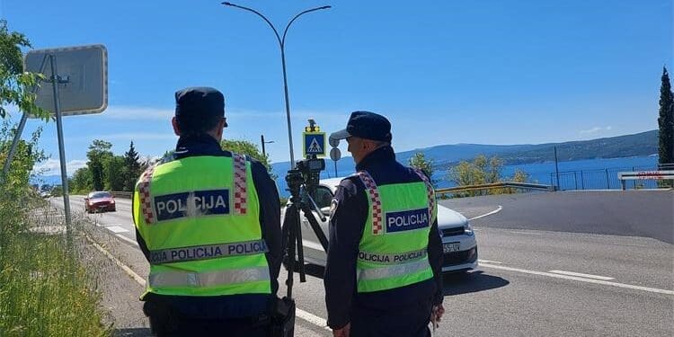 Vozio Crikvenicom bez vozačke, kod sebe skrivao kokain: Odbio testiranje na droge