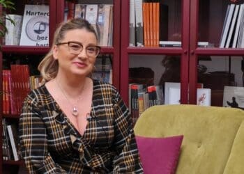 Društvene mreže osvojila je iskrenošću, a sada stiže i u Crikvenicu: Barbara Udovičić svoju priču donosi na pozornicu