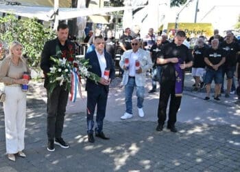 Zajedničkim polaganjem cvijeća i paljenjem svijeća u Novom odana počast poginulim braniteljima