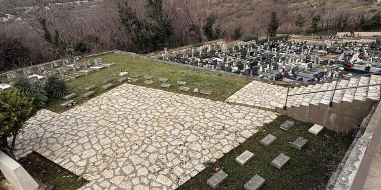 Eko Murvica očistila kamene i betonske površine na groblju u Bribiru