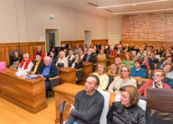 Prepuna gradska vijećnica u Crikvenici: Zlatica Balas predstavila novu knjigu „Ljudi našeg kraja”