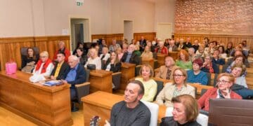 Prepuna gradska vijećnica u Crikvenici: Zlatica Balas predstavila novu knjigu „Ljudi našeg kraja”